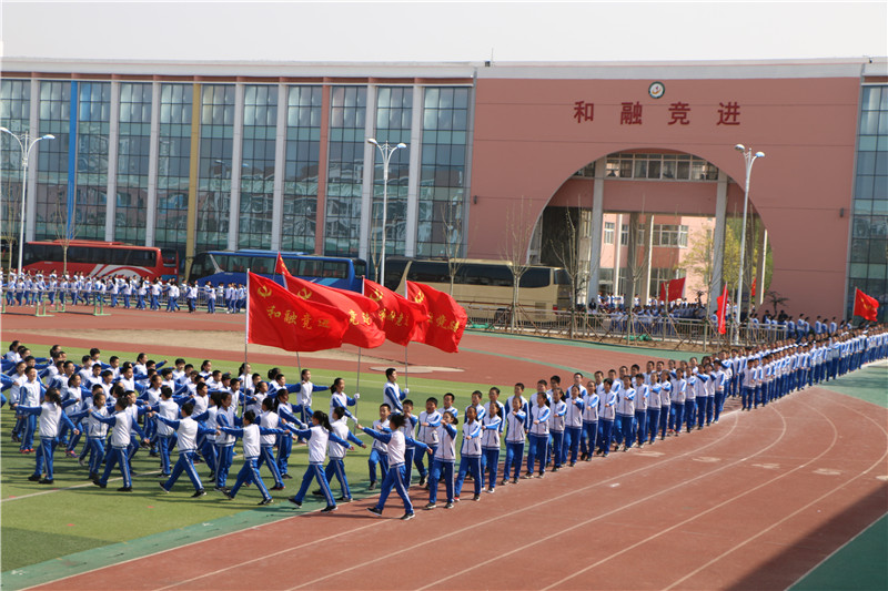 东营市东营区第一中学-头正肩平胸挺腰直是学校对学生的形象要求。走路，走直线，大摆臂，神采奕奕.JPG